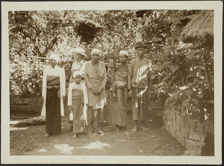 Mân Duc. &quot;Muong&quot; [portrait d'une famille ?]