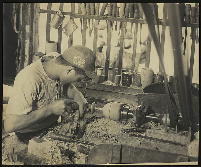 Sans titre [homme fabricant un verre à pied en bois tourné]]