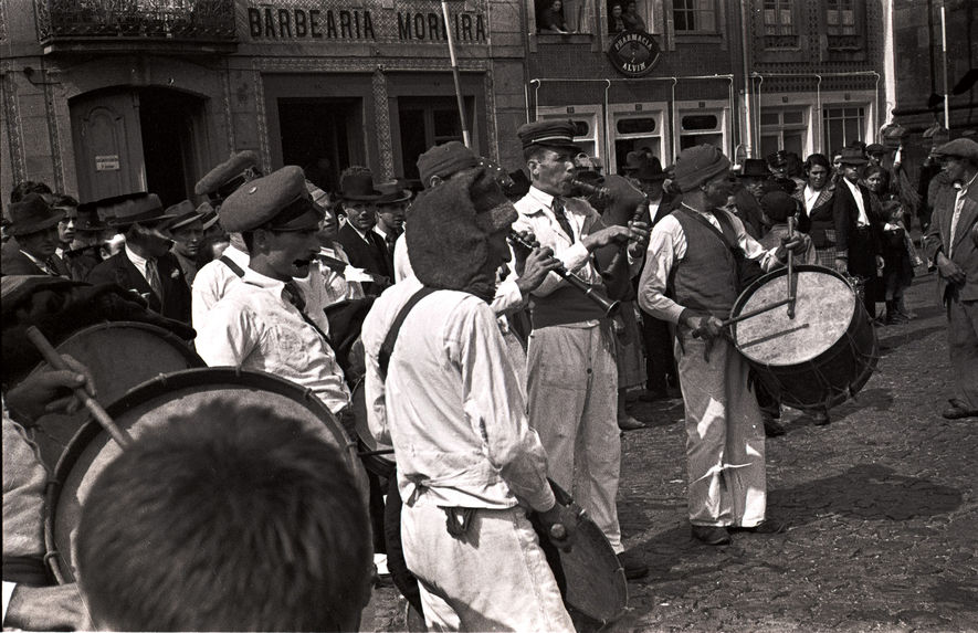 Sans titre [fanfare et femmes portant des paniers et des meubles]