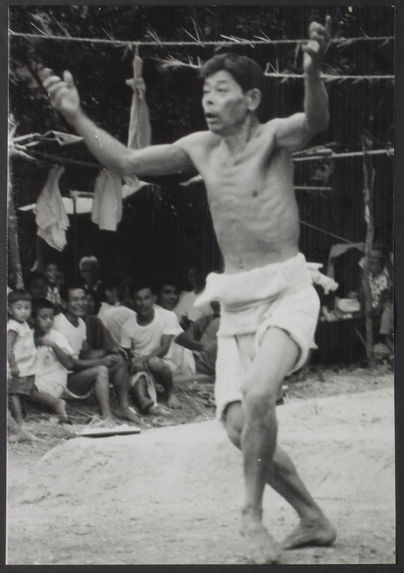 Sans titre [homme participant à un combat]