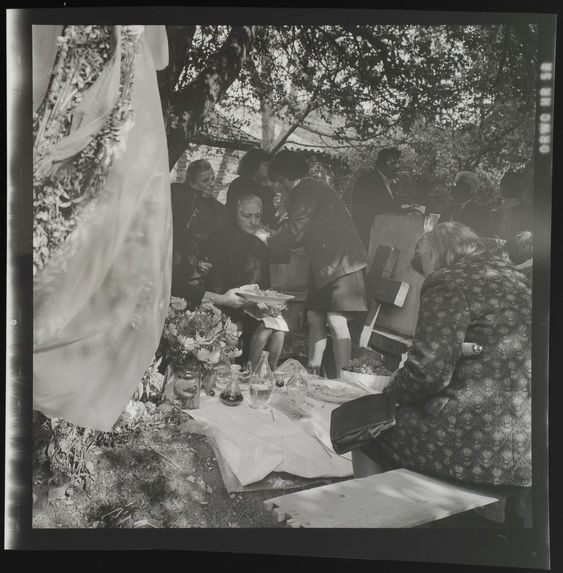 Sans titre [femmes déjeunant dans un cimetière]