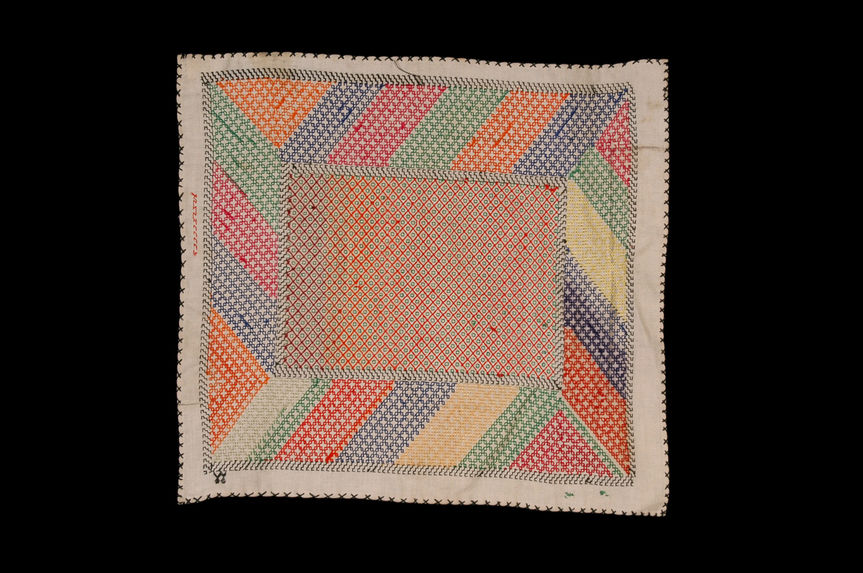 Textile enveloppant la pierre de prière