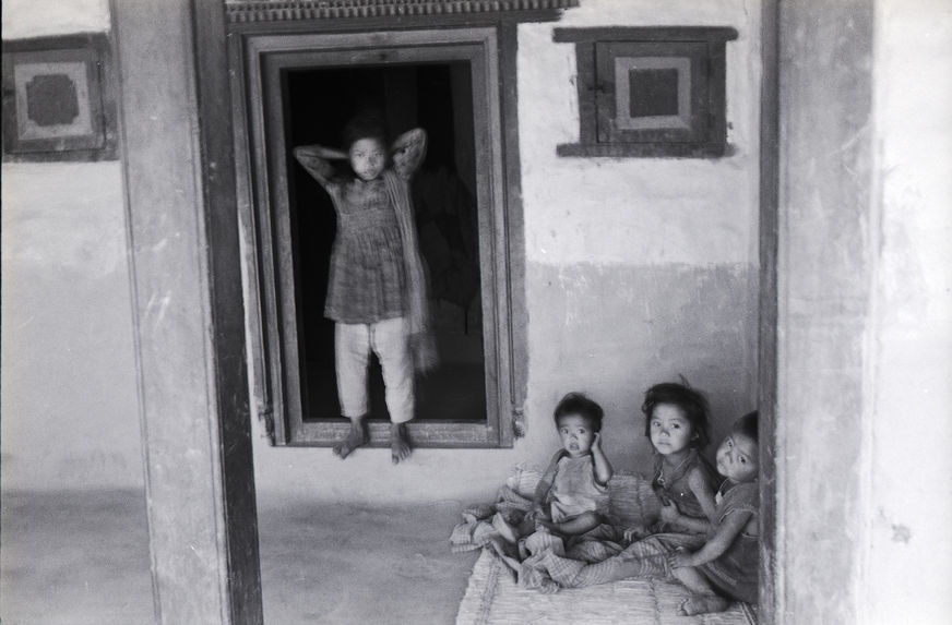 Sans titre [6 vues sur le Népal : femme devant une porte et poteries]