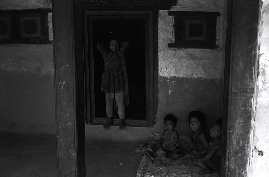 Sans titre [6 vues sur le Népal : femme devant une porte et poteries]