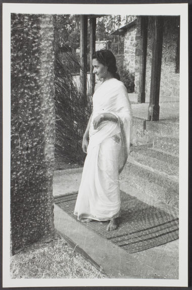 Sans titre [portrait d'une femme en sari classique, de profil, en pied]