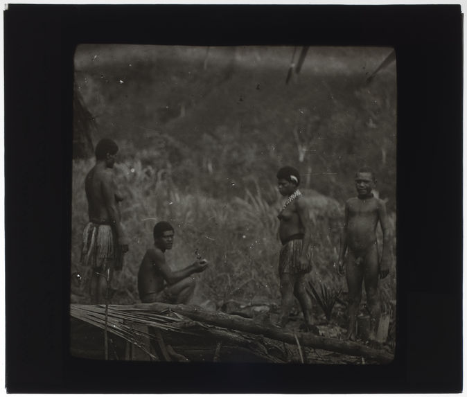 Campement d'indigènes sur une mine de cobalt