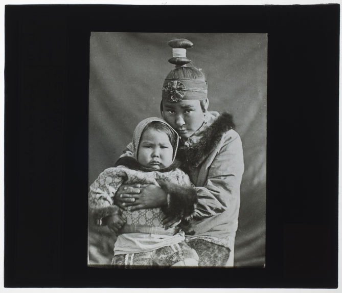 Groenlandaise et son enfant [Portrait de Juliana-Judith-Margarita Okabak et de Catarina]