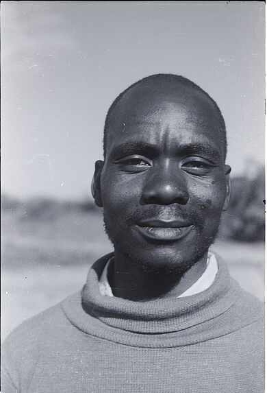 Bande film de cinq vues concernant des portraits d'hommes et des plantations de maïs