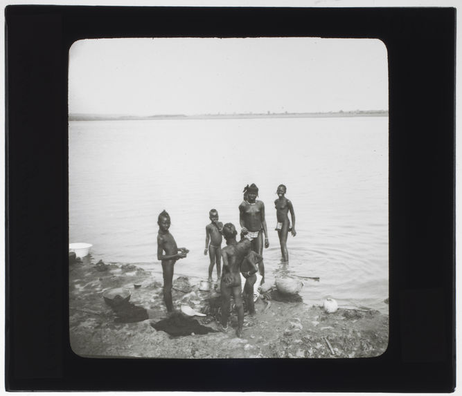 Malinké. [Groupe au bord du fleuve]