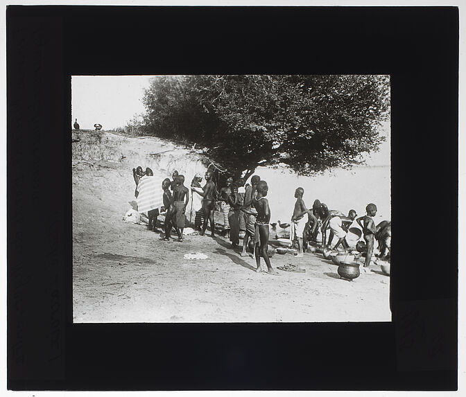 Femmes Malinké. [Groupe au bord du fleuve]