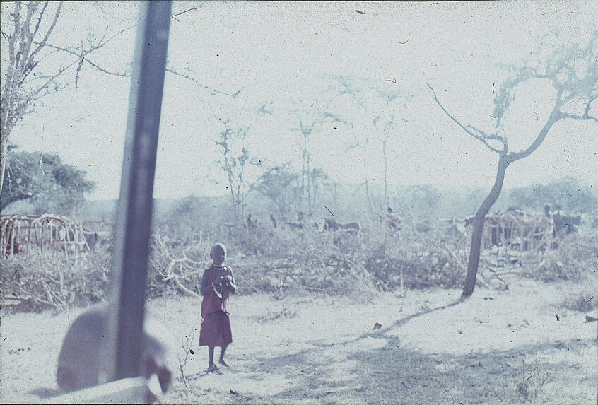 Sans titre [jeune fille et autres maasaï]