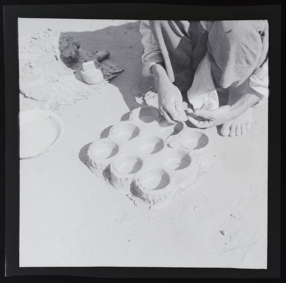 Fabrication des moules à beignets&quot;tavy-fanaova-mofo&quot