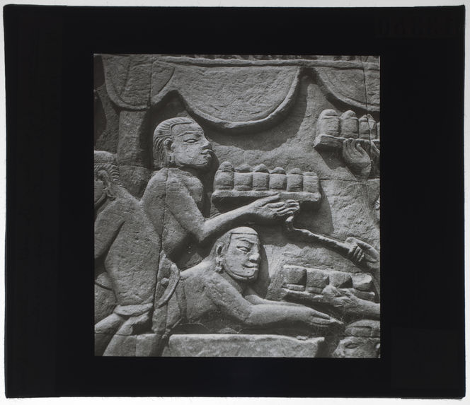 Bas-relief du Bayon. Transport de mets ou cuisson de gâteaux