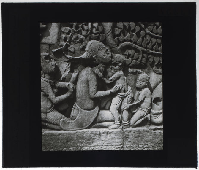 Bas-relief du Bayon. Mère et enfants