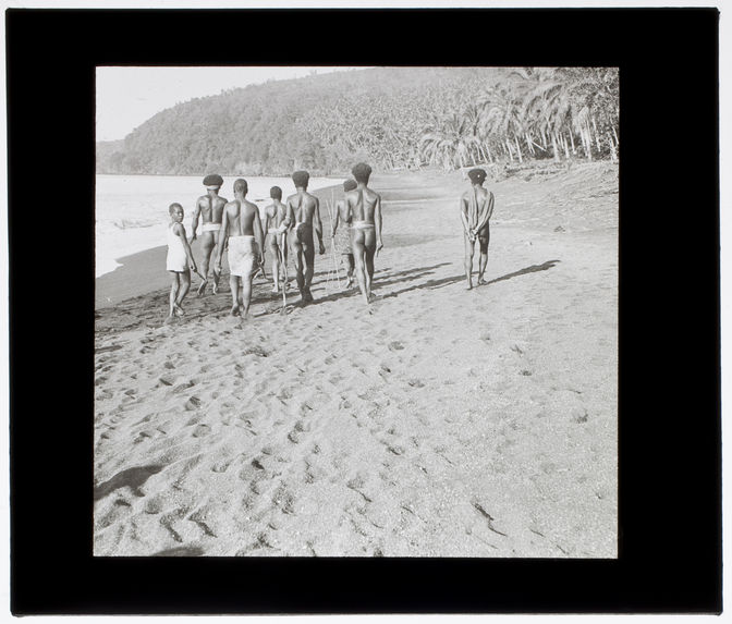 Indigènes sur la plage de Nanon