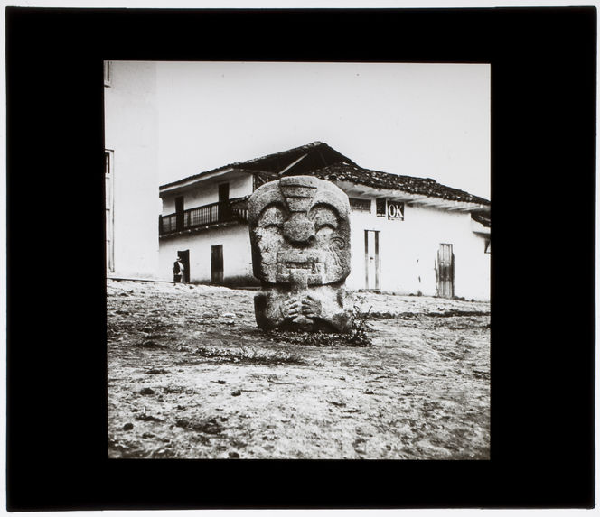 Place du village [statue anthropomorphe]