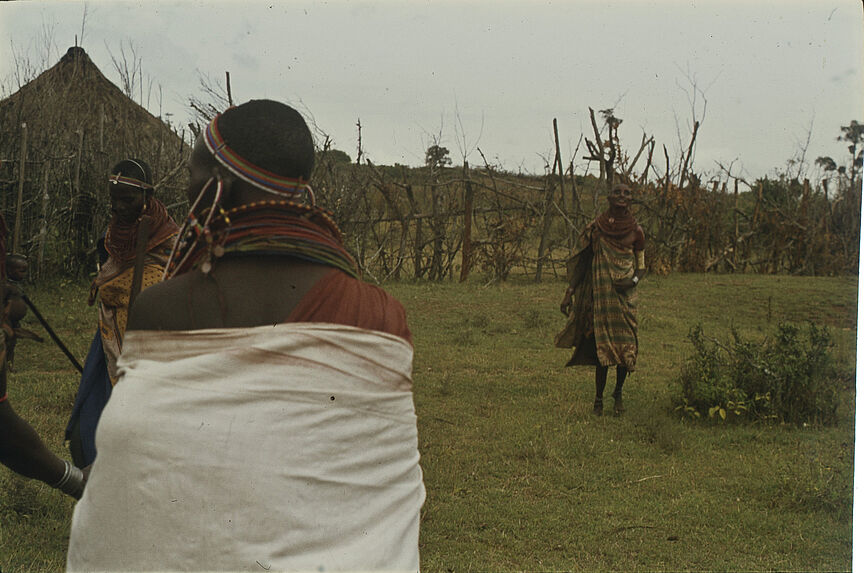 Sans titre [femmes samburu à proximité d'une enceinte et d'une habitation]
