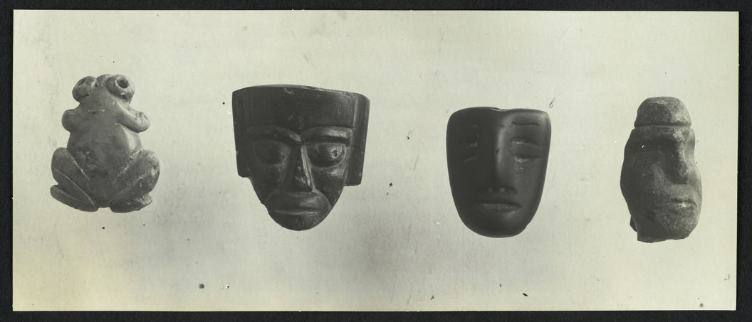 Ensemble de photographies d'objets du musée d’ethnographie du Trocadéro