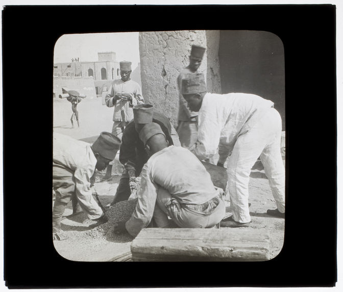 Tirailleurs faisant des briques