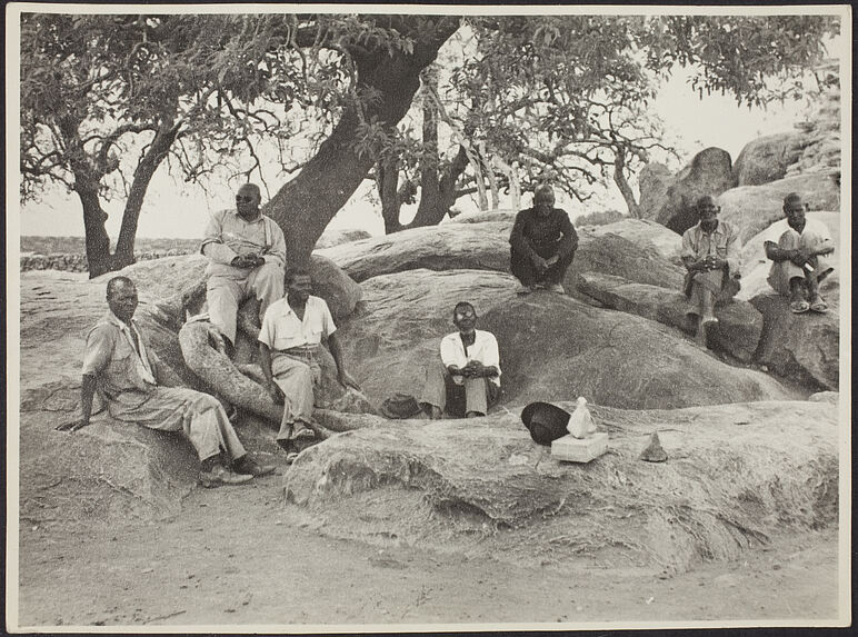 Sans titre [portrait de groupe d'hommes assis sur des rochers]