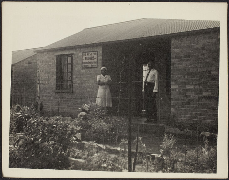 Sans titre [homme et femme devant un bâtiment]