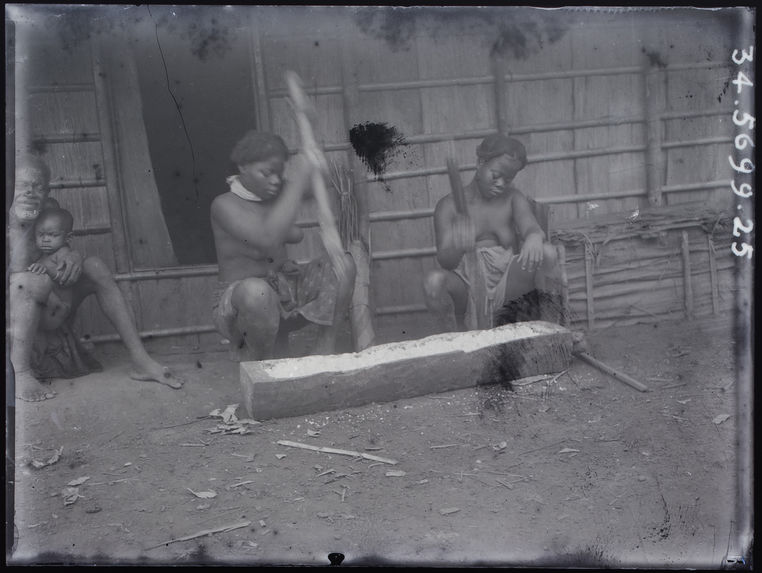 Femme Fang pilant le manioc