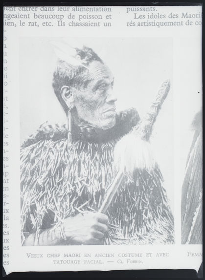 Vieux chef Maori en ancien costume et avec tatouage facial