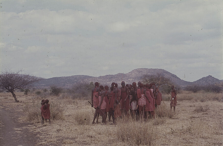 Sans titre [groupe de Maasaï dans un paysage de broussailles]