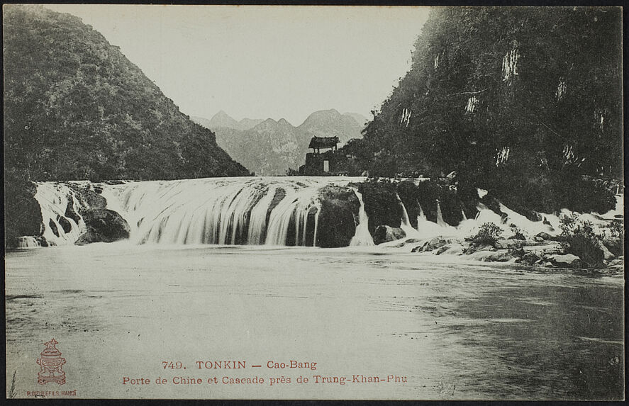 Porte de Chine et cascade près de Trung-Khan-Phu