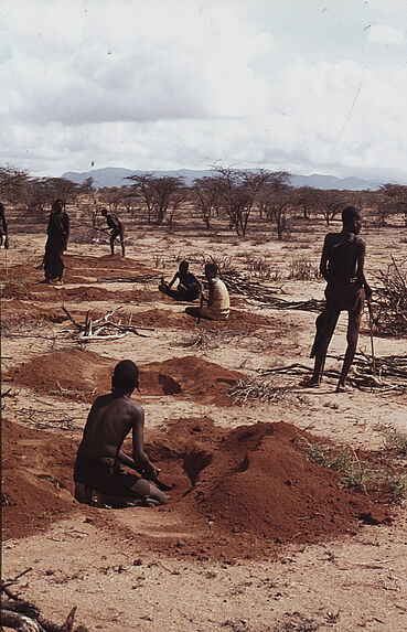 Sans titre [samburu près de trous creusés dans le sol]
