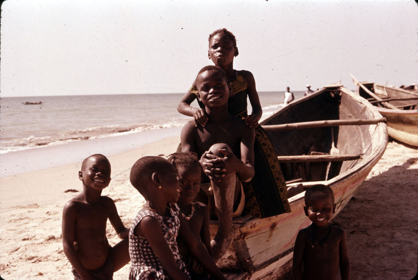 Enfants jouant dans une barque