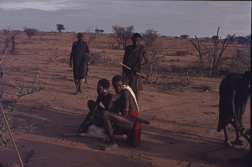 Sans titre [samburu entourant un caprin maintenu au sol]