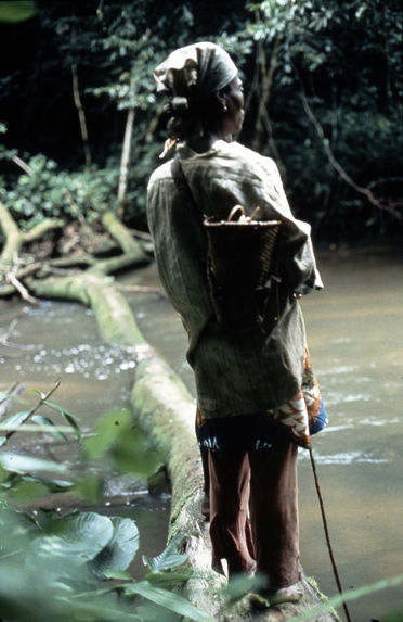 Jeune femme pêchant