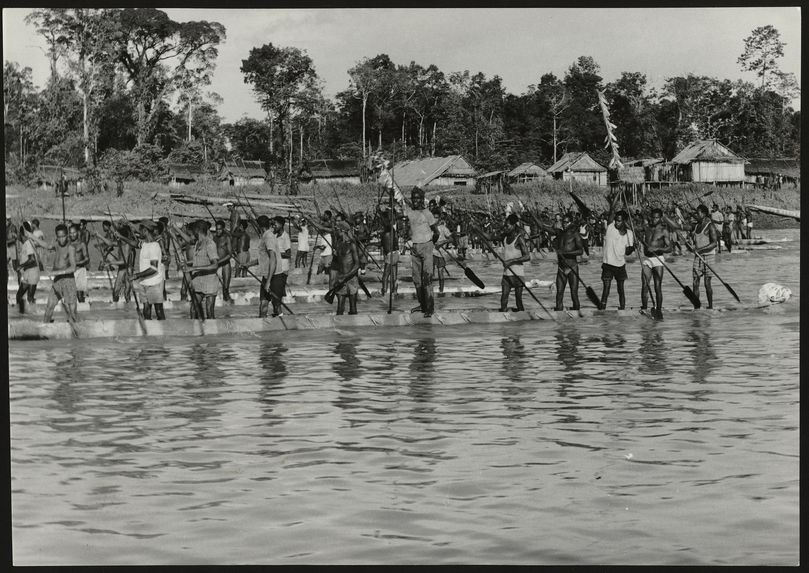 Sans titre [un rassemblement de pirogue]