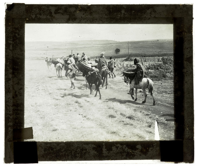 Sans titre [un groupe d'homme à cheval et à pied]