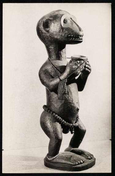Image d'une divinité inférieure à tête de chimpanzé, employée dans les rites agraires baoulé.