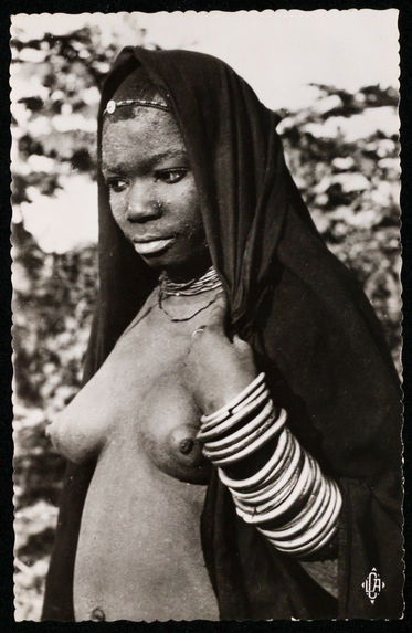 Région de Loango (Moyen-Congo) Jeune fille Tchicombi