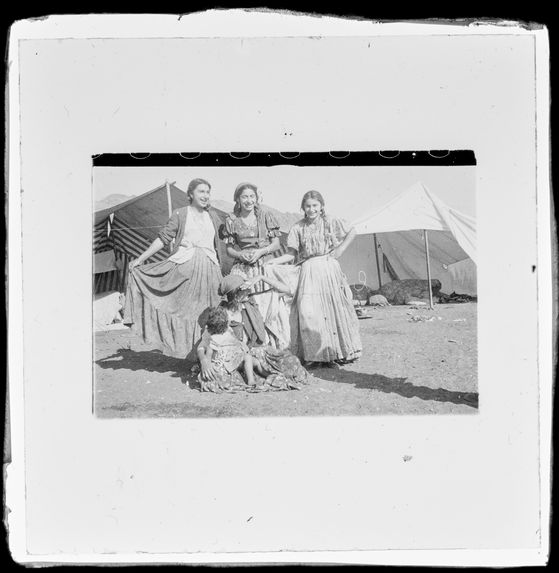 Sans titre [portrait de femmes et d‘enfants du camp tzigane d’Antofagasta]