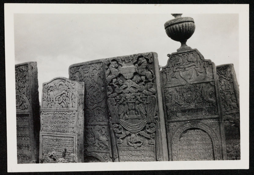 Stèles sculptées dans le cimetière juif