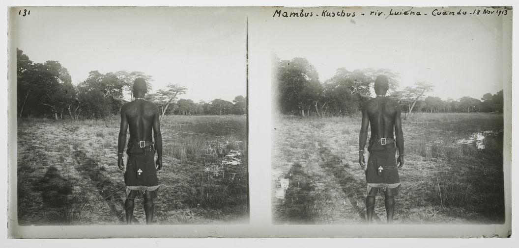 Mambus-Kushus, rivière Luiana-Cuando, 18 novembre 1913 [homme de dos]