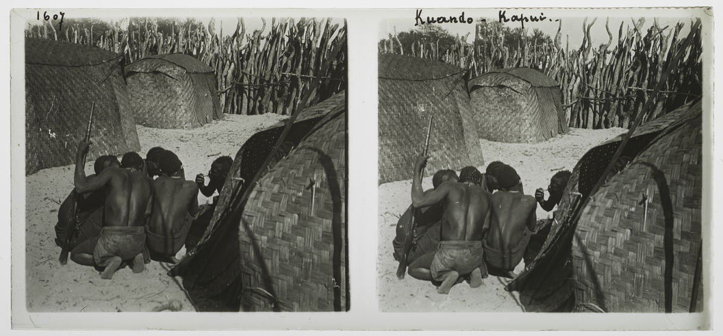 Kuando-Kapui [hommes dans un village]