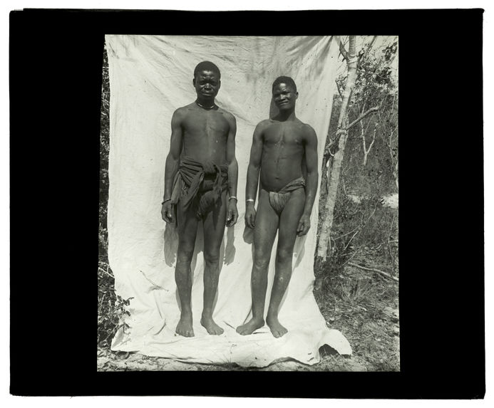 Types de Luchazis, bords de la Luanginga, 25 septembre 1913 [deux hommes de dos]