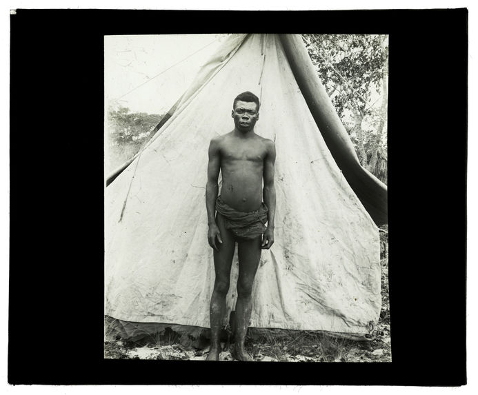 Type de Luchazi, bords de la Luanginga, 30 septembre 1913 [homme de face]