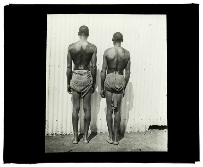 Types de Mokomas, Livingstone, 17 décembre 1913 [deux hommes de dos]