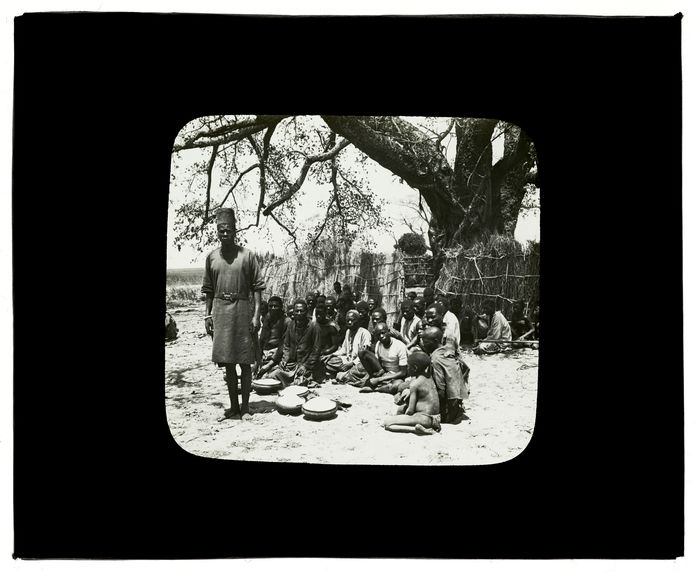 Sans titre [groupe de Mokomas et de Gengistes apportant des présents, 15 octobre 1913]