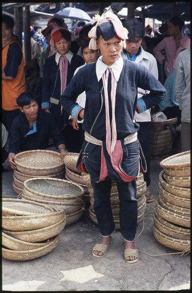Femme au marché de Muong Khuong