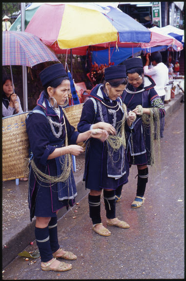Femmes teillant le chanvre au marché