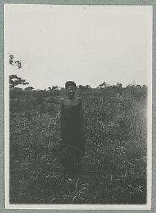 Sans titre [portrait d'une femme au milieu d'une plantation]