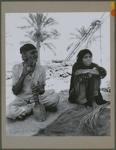 Paysan de l'île de Khrag et son épouse, il fume le narghileh