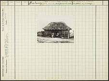 Dahomey. Case d'un village lacustre sur les bords de l'ouème. Elle sert de…